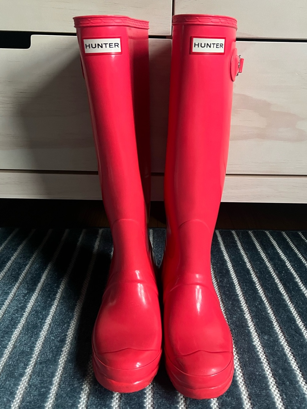 Hunter Original Tall Gloss Rain Boots in medium red | size 8